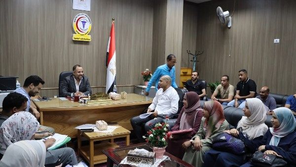 مدير مستشفيات قنا الجامعية يبحث مع هيئة التمريض آليات الجودة ومكافحة العدوى