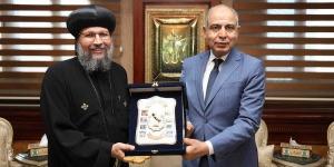 محافظ المنيا يستقبل الأنبا بُقطر ويشيد بدور الكنيسة في ترسيخ المحبة والوحدة الوطنية - لايف نيوز