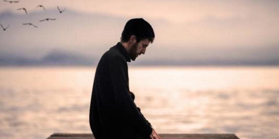 حكم الاعتماد على اليدين في الجلوس بين السجدتين.. الأزهر يجيب - لايف نيوز