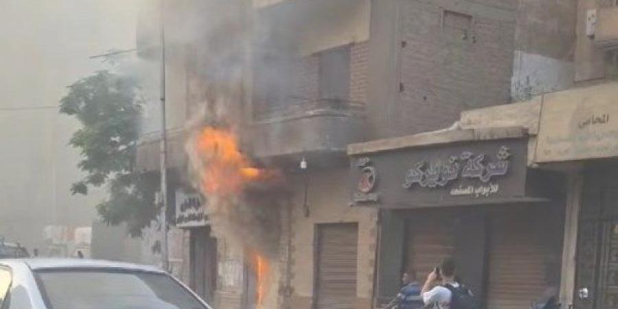 إخماد حريق التهم مخزن خردة بجوار مول شهير بشارع الهرم - لايف نيوز