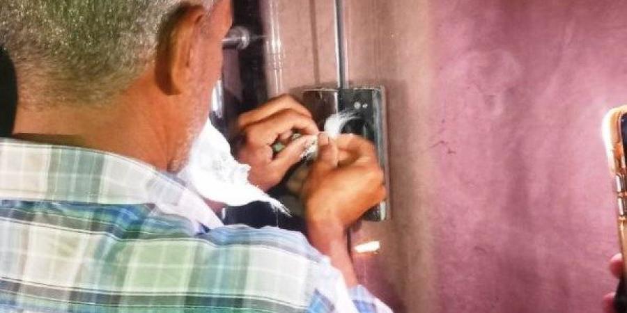 مواصلة غلق وتشميع المحال والمقاهى والكافيهات المخالفة بأسوان - لايف نيوز