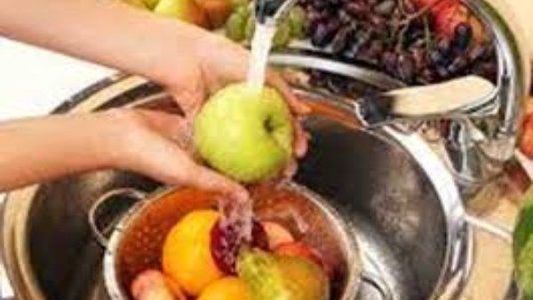 طرق فعالة لغسل الفاكهة والتخلص من البكتيريا