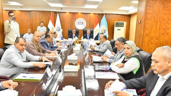 محافظ أسيوط يترأس اجتماع الغرفة التجارية ويشيد بمبادرتها لتوزيع 2500 بون غذائي محافظ أسيوط يترأس اجتماع الغرفة التجارية ويشيد بمبادرتها لتوزيع 2500 بون غذائي