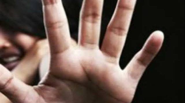 بعد مشاجرة على الأجرة.. سائق يتحرش بفتاة في القطامية