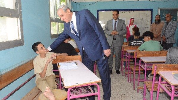 محافظ الغربية يتفقد لجان امتحانات الشهادة الإعدادية في طنطا محافظ الغربية يتفقد لجان امتحانات الشهادة الإعدادية في طنطا