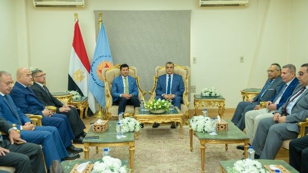 وزيرا الإنتاج الحربي والشباب والرياضة يزوران مصنع النجيل الصناعي كابتكس
