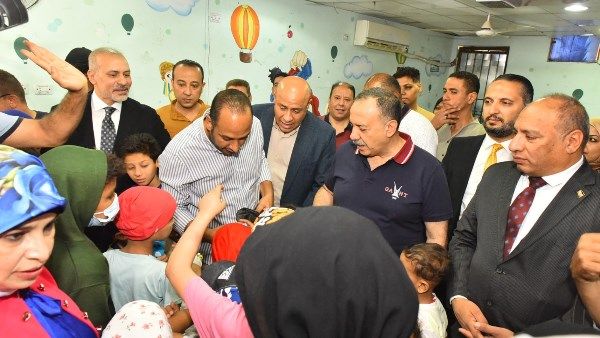 محافظ أسيوط يشارك أطفال معهد الأورام فرحتهم بقرب حلول عيد الأضحى محافظ أسيوط يشارك أطفال معهد الأورام فرحتهم بقرب حلول عيد الأضحى