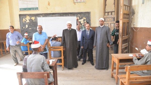 منع دخول الموبايلات.. محافظ أسيوط يتفقد امتحانات الثانوية الأزهرية بمعهد فؤاد الأول منع دخول الموبايلات.. محافظ أسيوط يتفقد امتحانات الثانوية الأزهرية بمعهد فؤاد الأول