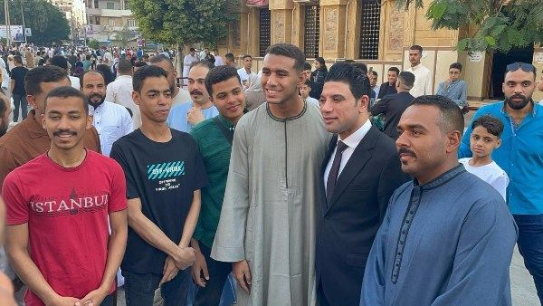 نائب محافظ سوهاج يشارك الأطفال فرحتهم ويوزع الحلوى والألعاب عقب صلاة العيد نائب محافظ سوهاج يشارك الأطفال فرحتهم ويوزع الحلوى والألعاب عقب صلاة العيد