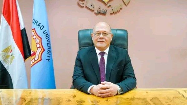 العيد عيدين.. رئيس جامعة سوهاج يجري اتصالات هاتفية بأوائل الكليات ويزف خبر تكليف 43 معيدًا العيد عيدين.. رئيس جامعة سوهاج يجري اتصالات هاتفية بأوائل الكليات ويزف خبر تكليف 43 معيدًا