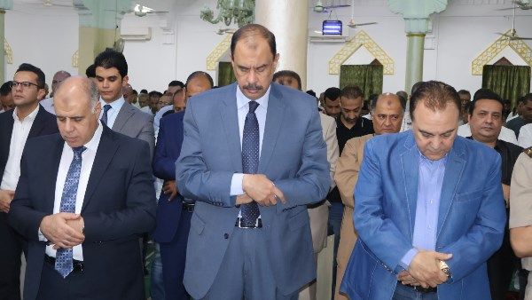 وسط القيادات الأمنية.. محافظ سوهاج يؤدي صلاة عيد الأضحى بمسجد الشرطة وسط القيادات الأمنية.. محافظ سوهاج يؤدي صلاة عيد الأضحى بمسجد الشرطة