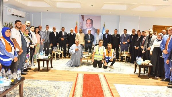 محافظ أسيوط يستقبل المواطنين في عيد الأضحى المبارك.. صور محافظ أسيوط يستقبل المواطنين في عيد الأضحى المبارك.. صور