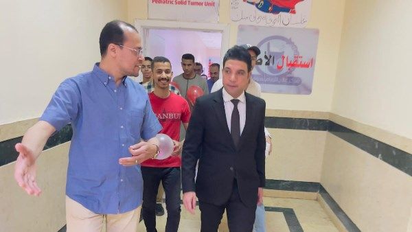 نائب محافظ سوهاج يزور أطفال معهد الأورام ويوزع الهدايا والحلوى نائب محافظ سوهاج يزور أطفال معهد الأورام ويوزع الهدايا والحلوى