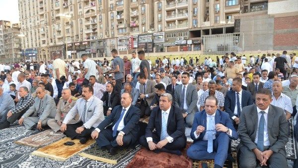محافظ أسيوط يؤدي صلاة عيد الأضحى بساحة أرض الملاعب وسط حشود جماهيرية محافظ أسيوط يؤدي صلاة عيد الأضحى بساحة أرض الملاعب وسط حشود جماهيرية