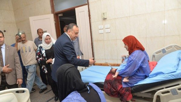 محافظ أسيوط يزور المستشفيات لتهنئة المرضى بعيد الأضحى