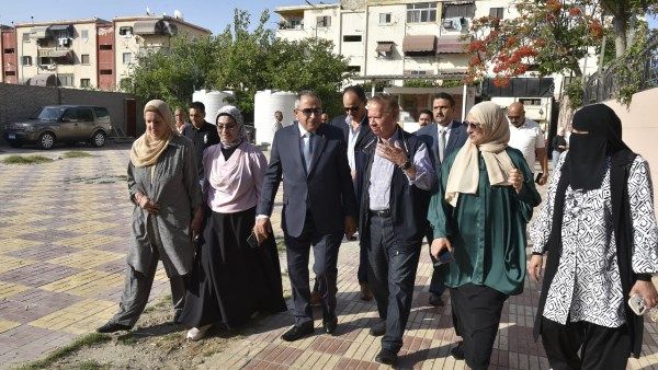 محافظ بورسعيد يزور دار المسنات بحي المناخ ويقدم التهنئة للنزلاء محافظ بورسعيد يزور دار المسنات بحي المناخ ويقدم التهنئة للنزلاء