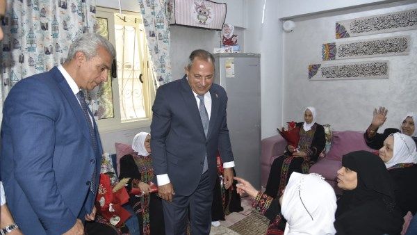 محافظ بورسعيد يزور دار “الحياة” لرعاية المسنات بحي الزهور