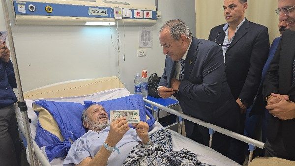 من جيبه الشخصي.. محافظ بورسعيد يعيد على الكبير والصغير