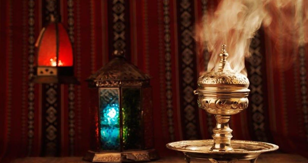 خطيب المسجد النبوي يحذر من البخور وهذا النوع من العطور