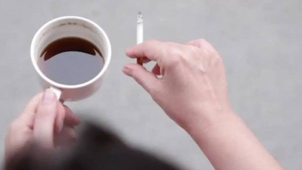 الشاي الساخن والتدخين يهدد الصحة بمضاعفات خطيرة
