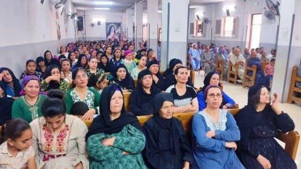 الأنبا باسيليوس يترأس قداس عيد العنصرة بكنيسة القديسة تريزا بالحواصلية الأنبا باسيليوس يترأس قداس عيد العنصرة بكنيسة القديسة تريزا بالحواصلية