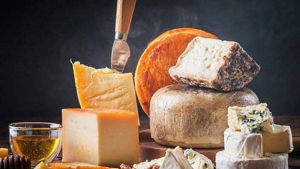 الإفراط في تناول الجبن يرفع الكوليسترول ويؤثر على الكلى