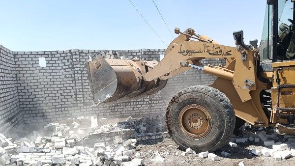 محافظ أسيوط: إزالة 40 حالة تعد واسترداد 305 فدادين بقرى 5 مراكز محافظ أسيوط: إزالة 40 حالة تعد واسترداد 305 فدادين بقرى 5 مراكز