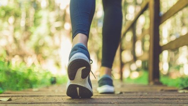 فوائد المشي لمدة ٣٠ دقيقة يومياً..