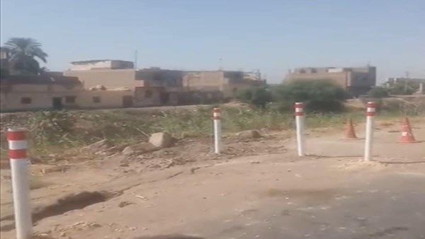 صيانة عاجلة بطريق إسنا- الأقصر بعد انفصال جزئي بالطبان الترابي