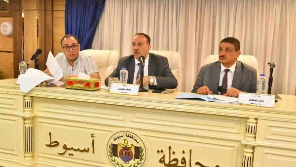 محافظ أسيوط يتخذ إجراءات حاسمة لحماية الأراضي وإزالة التعديات على أملاك الدولة.. وتوجيهات بالإسراع في تنفيذ الخطة الاستثمارية وبدء طرح المشروعات محافظ أسيوط يتخذ إجراءات حاسمة لحماية الأراضي وإزالة التعديات على أملاك الدولة.. وتوجيهات بالإسراع في تنفيذ الخطة الاستثمارية وبدء طرح المشروعات