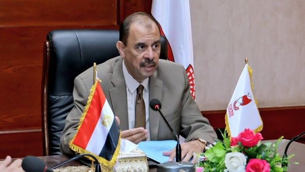 مكافأة للتفاني.. محافظ سوهاج يكرم مسؤول حماية الأراضي بعد إصابته في التصدي للتعديات مكافأة للتفاني.. محافظ سوهاج يكرم مسؤول حماية الأراضي بعد إصابته في التصدي للتعديات