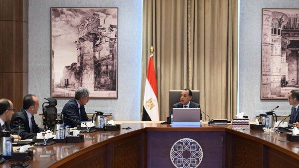 رئيس الوزراء يستعرض الفرص الاستثمارية بقطاعي السياحة والآثار رئيس الوزراء يستعرض الفرص الاستثمارية بقطاعي السياحة والآثار