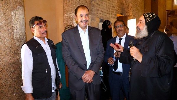 محافظ سوهاج في زيارة لـ الدير الأبيض والأحمر لوضعهما على الخريطة السياحية العالمية محافظ سوهاج في زيارة لـ الدير الأبيض والأحمر لوضعهما على الخريطة السياحية العالمية