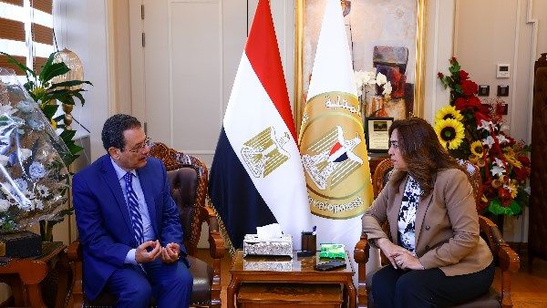 منال عوض تبحث دعم برامج الحوكمة والتحول الرقمي مع وزير التنمية الإدارية الأسبق منال عوض تبحث دعم برامج الحوكمة والتحول الرقمي مع وزير التنمية الإدارية الأسبق