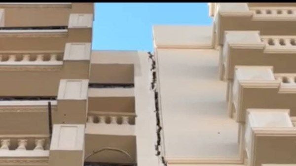 مكون من 12 طابقا .. تشكيل لجنة لفحص عقار مائل بمدينة أسيوط مكون من 12 طابقا .. تشكيل لجنة لفحص عقار مائل بمدينة أسيوط