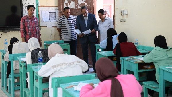 خلال جولة باللجان.. محافظ قنا يطمئن على انتظام امتحانات الثانوية العامة خلال جولة باللجان.. محافظ قنا يطمئن على انتظام امتحانات الثانوية العامة