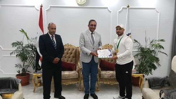 محافظ قنا يكرم بطل العالم في الووشو كونغ فو تقديرًا لإنجازاته الدولية محافظ قنا يكرم بطل العالم في الووشو كونغ فو تقديرًا لإنجازاته الدولية