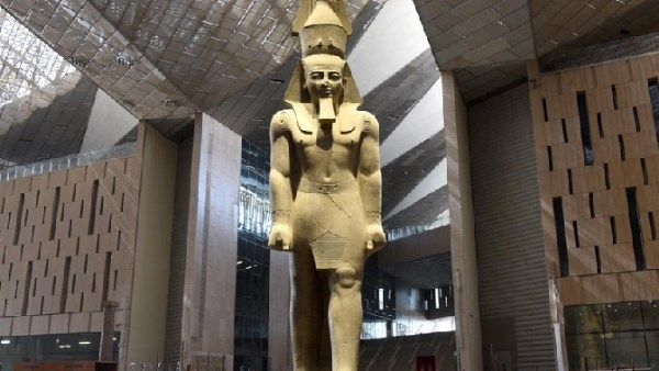 بعد قرار تأجيل افتتاحه.. رحلة تمثال رمسيس الثاني حتى وصوله إلى المتحف المصري الكبير بعد قرار تأجيل افتتاحه.. رحلة تمثال رمسيس الثاني حتى وصوله إلى المتحف المصري الكبير