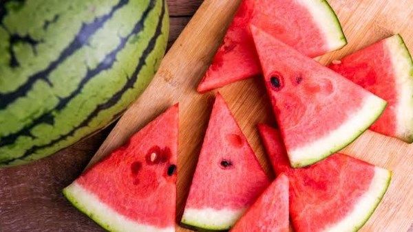 لماذا ينصح الأطباء بتناول البطيخ صيفًا؟