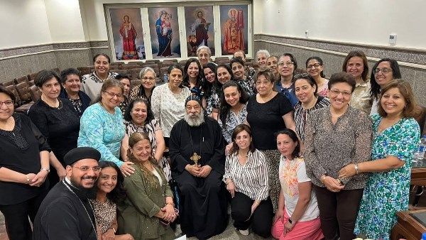 لقاء لزوجات كهنة كنائس وسط القاهرة بحضور الأنبا رافائيل لقاء لزوجات كهنة كنائس وسط القاهرة بحضور الأنبا رافائيل