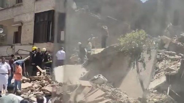 قديم ومهدد بالسقوط.. اللقطات الأولى من حادث انهيار عقار شبرا بالقاهرة قديم ومهدد بالسقوط.. اللقطات الأولى من حادث انهيار عقار شبرا بالقاهرة