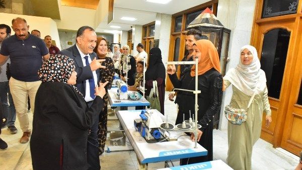 محافظ أسيوط يسلم ماكينات خياطة وتطريز للصم وضعاف السمع لتمكينهم اقتصاديا محافظ أسيوط يسلم ماكينات خياطة وتطريز للصم وضعاف السمع لتمكينهم اقتصاديا