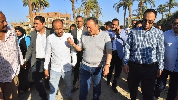 محافظ أسيوط يتابع ميدانيًا تطوير طريق