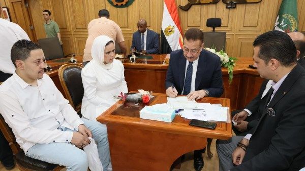 أوصى العريس بحسن معاملتها| شاهد.. محافظ المنوفية وكيلاً لعروس يتيمة أوصى العريس بحسن معاملتها| شاهد.. محافظ المنوفية وكيلاً لعروس يتيمة