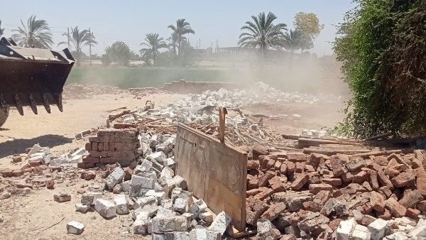 السكرتير المساعد بالأقصر يقود حملة إزالات مكبرة بالزينية السكرتير المساعد بالأقصر يقود حملة إزالات مكبرة بالزينية