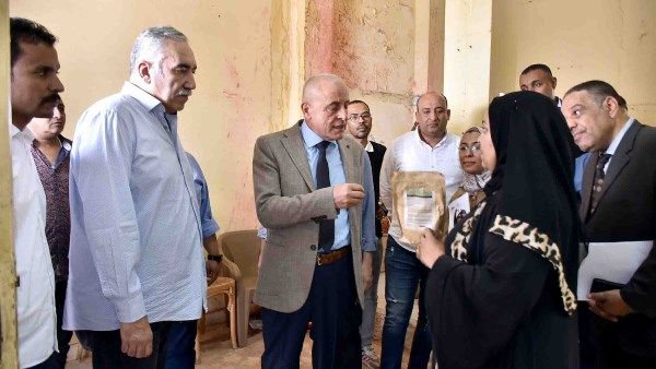 محافظ الأقصر يتفقد حاضنة الأعمال بمدينة طيبة الجديدة ويشيد بجهود الشباب محافظ الأقصر يتفقد حاضنة الأعمال بمدينة طيبة الجديدة ويشيد بجهود الشباب