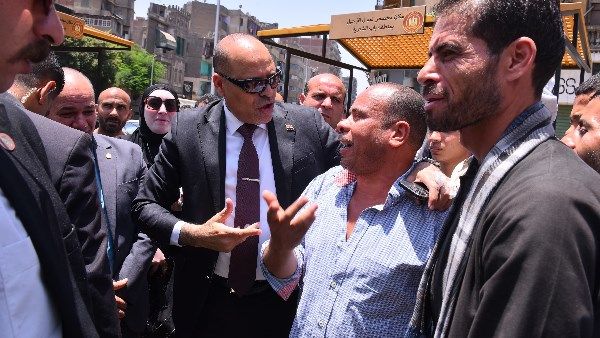 وزير العمل وسط عمال التراحيل: تخصيص أماكن انتظار لائقة وزير العمل وسط عمال التراحيل: تخصيص أماكن انتظار لائقة