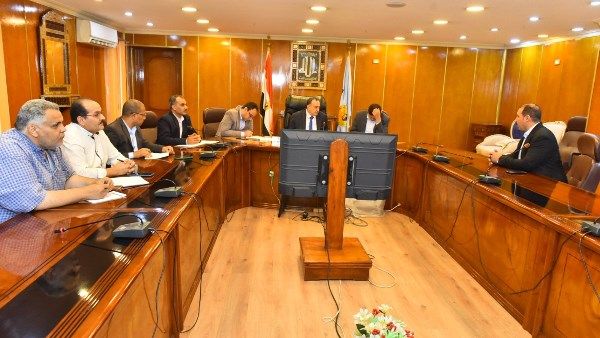 محافظ أسيوط يجري المقابلات الشخصية للمرشحين للدورات التدريبية بسقارة محافظ أسيوط يجري المقابلات الشخصية للمرشحين للدورات التدريبية بسقارة
