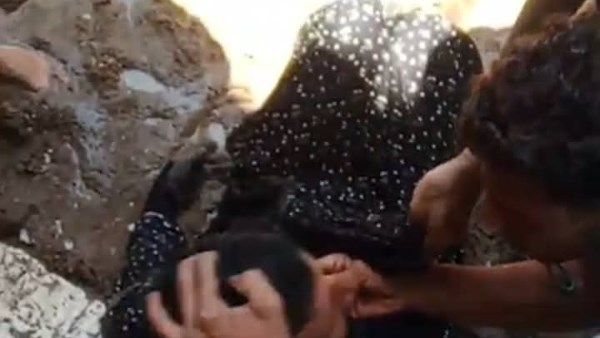 ضربوه علقة موت| أهالي المنوفية يضبطون رجلاً يرتدي ملابس نسائية.. وآخرون: مريض نفسي ضربوه علقة موت| أهالي المنوفية يضبطون رجلاً يرتدي ملابس نسائية.. وآخرون: مريض نفسي