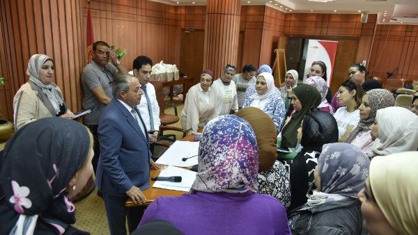 محافظ بورسعيد يتابع فعاليات تنفيذ برنامج المرأة تقود محافظ بورسعيد يتابع فعاليات تنفيذ برنامج المرأة تقود